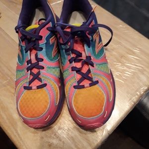 Tennis shoes